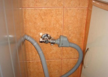 Je možné prát, když v pračce není horká voda?