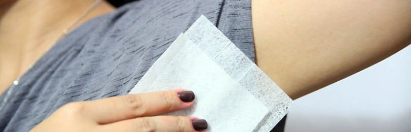 Jak odstranit skvrny od antiperspirantu z oblečení