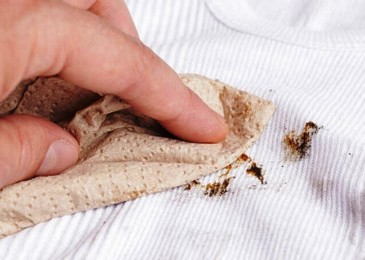 Jak odstranit rez z oblečení: je vyprané a jak odstranit skvrny z látky?