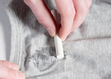 Jak odstranit čerstvé a staré mastné skvrny na tričku