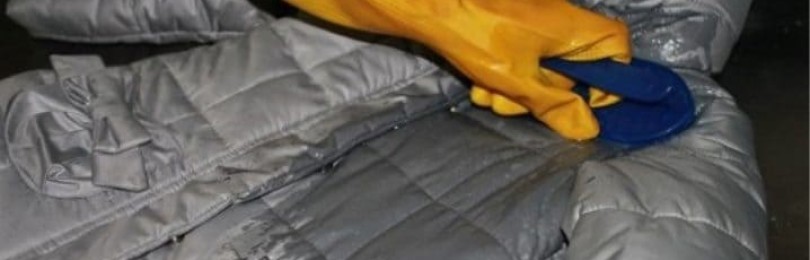 Jak odstranit mastnou skvrnu na péřové bundě