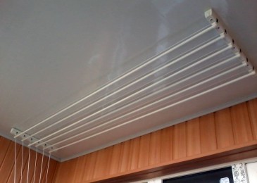 Stropní sušičky prádla na balkoně: odrůdy, samoinstalace, hodnocení nejlepších modelů