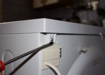 Jak odstranit horní kryt pračky Samsung