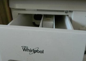 Jak správně sundat horní kryt z pračky Whirlpool?