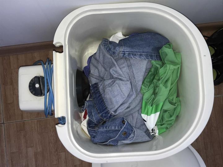 Proces praní prádla v pračce Malyutka