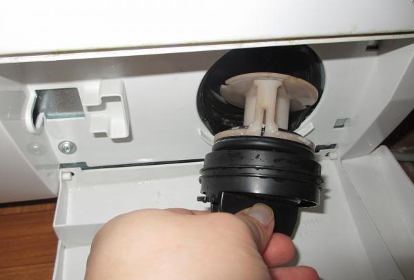 odšroubování filtru na odpadky