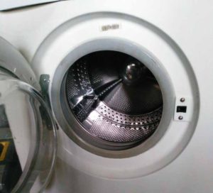 Pračka Indesit neodstřeďuje ani nevypouští vodu