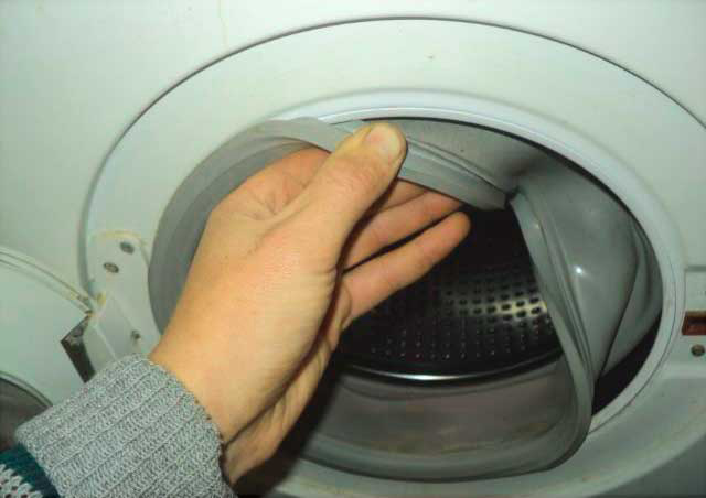 Gumička v pračce praskla mezi bubnem a dvířky.
