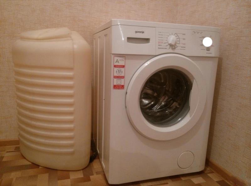 Automatická pračka s nádrží na vodu