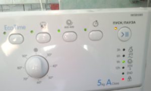 Všechny kontrolky na pračce Indesit blikají