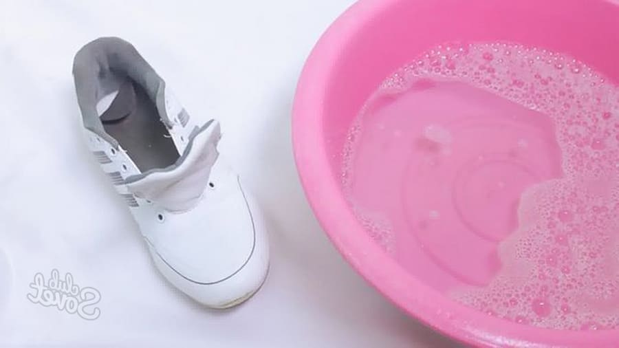 Myjeme tenisky vlastníma rukama