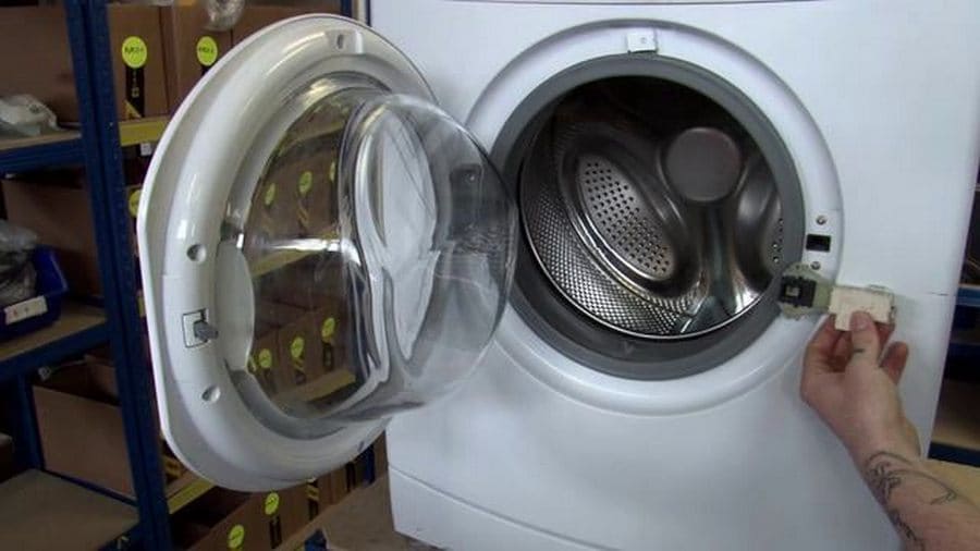 opotřebení nebo poškození uzamykacího mechanismu