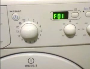 Chyba F01 na pračce Indesit