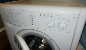 Chyba F02 na pračce Indesit