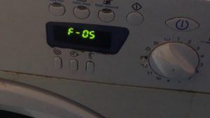 Chyba F05 na pračce Indesit
