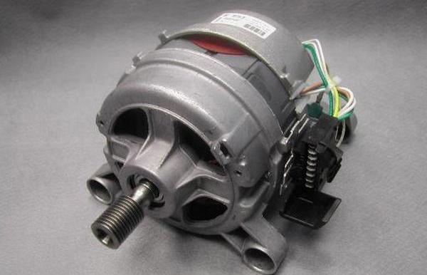 Asynchronní motor