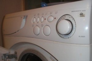 Chyba F13 v pračce Ariston