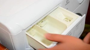 Jak vyjmout zásobník na prášek v pračce