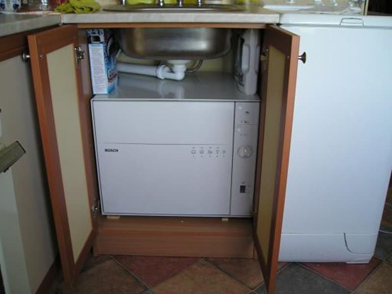 stroj pod dřezem