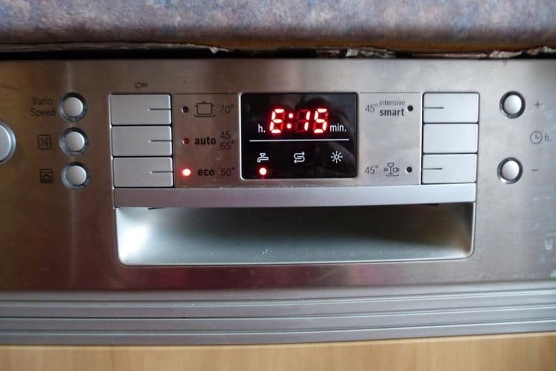 Chyba E15 v myčce nádobí Bosch