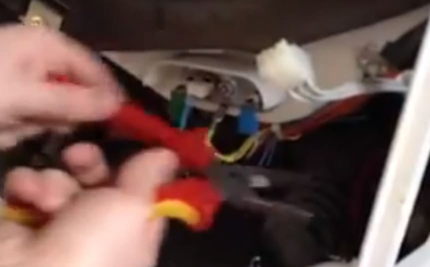 odstraňte pružiny držící buben a nádrž