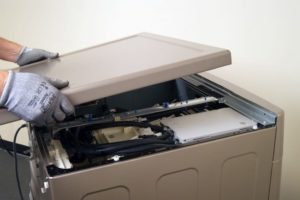 Jak sejmout horní kryt pračky Bosch