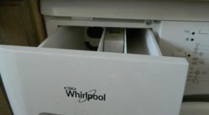 Jak sejmout horní kryt pračky Whirlpool