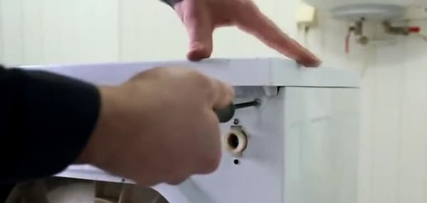 Jak sejmout horní kryt pračky