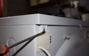 Jak sejmout horní kryt pračky Indesit