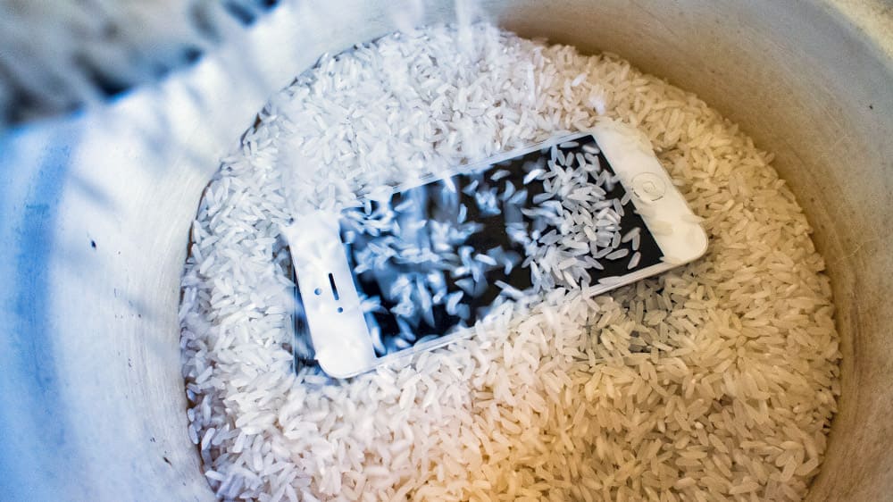 Je možné dát smartphone do rýže?