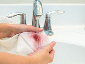 Jak odstranit krvavé skvrny na oblečení