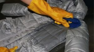 Jak doma odstranit mastnou skvrnu z péřové bundy